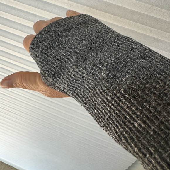 Athleta Tracker Hoodie Pullover Top Gray Small Long Sleeve Ribbed Wick #138497 - Picture 3 of 6